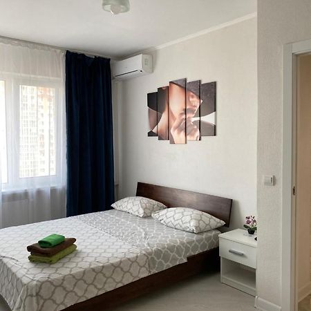 Cozy Apartment On Gmyri 12B Near Metro Poznyaki Kiev Bagian luar foto