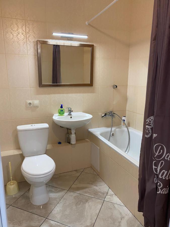 Cozy Apartment On Gmyri 12B Near Metro Poznyaki Kiev Bagian luar foto
