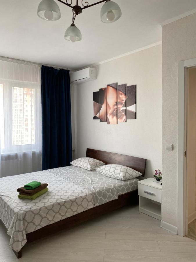 Cozy Apartment On Gmyri 12B Near Metro Poznyaki Kiev Bagian luar foto